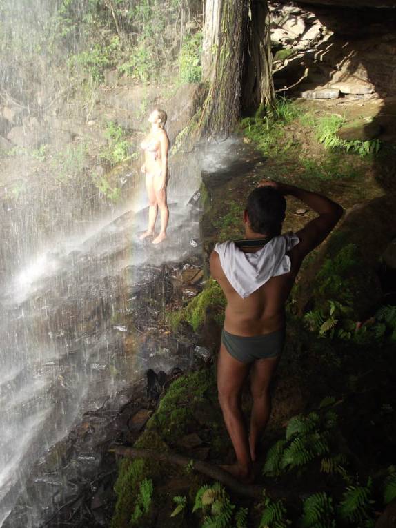 Fotografando por detrás da Cachoeira do Frade, em Ubajara - CE (foto de America Sin Fronteras)